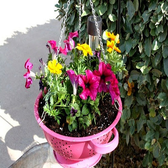 For a lovely outdoor décor, add some fresh spring flowers and hang them somewhere.