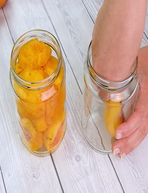 Peel the peaches and place them in jars!