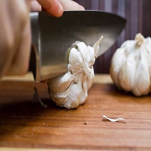 cut the top piece of the garlic