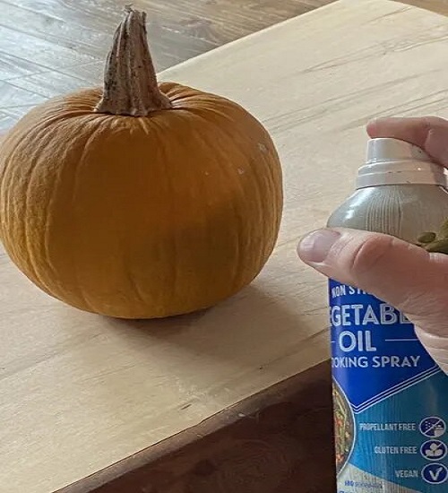 Use vegetable oil to protect your pumpkin