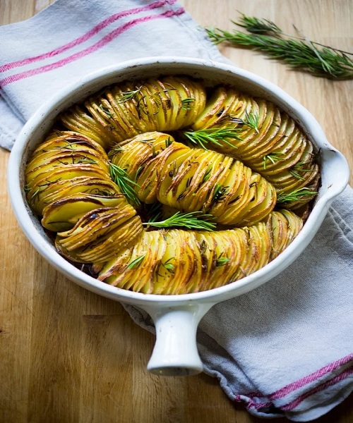 Hasselback-Potatoes-with-Rosemary-and-Garlic