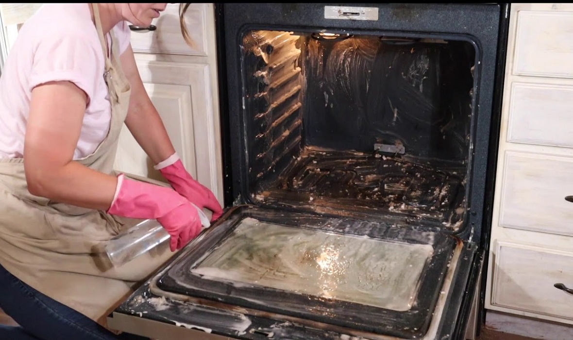 5-Effective-Methods-for-Cleaning-a-Dirty-Oven