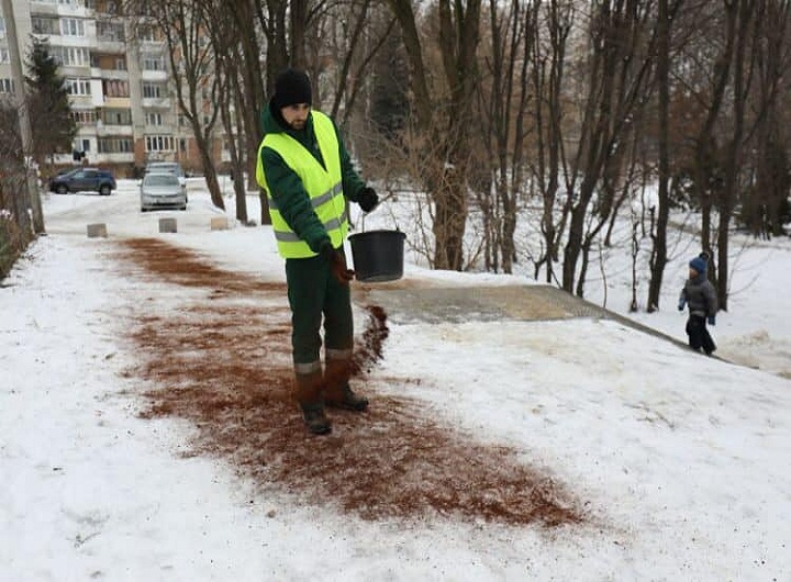 Coffee-Grounds-A-Natural-and-Effective-Solution-for-Melting-Ice