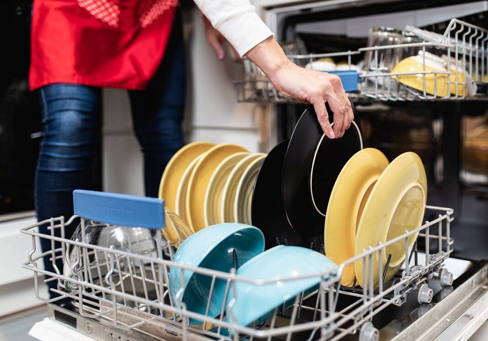 Putting-Sharp-Objects-in-the-Dishwasher