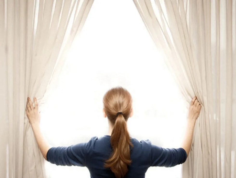 You-should-leave-your-curtains-blinds-and-shades-open-during-the-day-in-the-winter