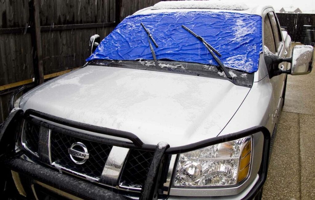 use-a-blanket-to-cover-the-windshield-at-night