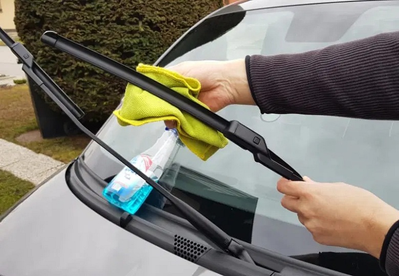 Clean-the-Wiper-Blades-as-well-as-the-Windshield