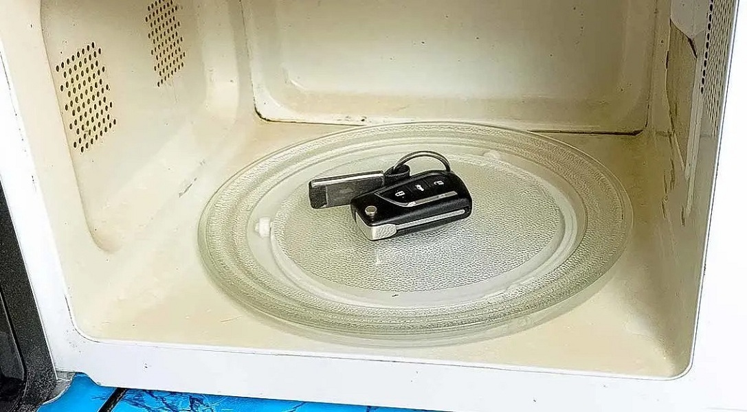 Keys-in-the-Microwave