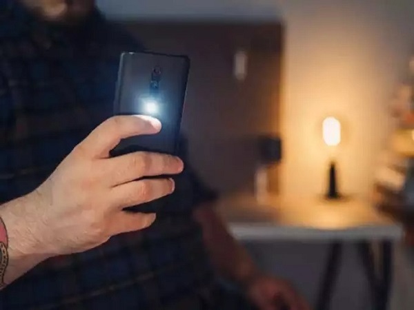 Make-Use-of-Your-Cell-Phones-Flashlight