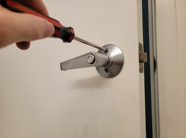Remove-Door-Handle
