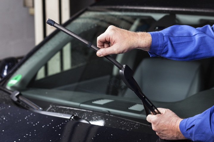 Simple-Solution-to-the-Annoying-Squeak-of-Your-Windshield-Wipers