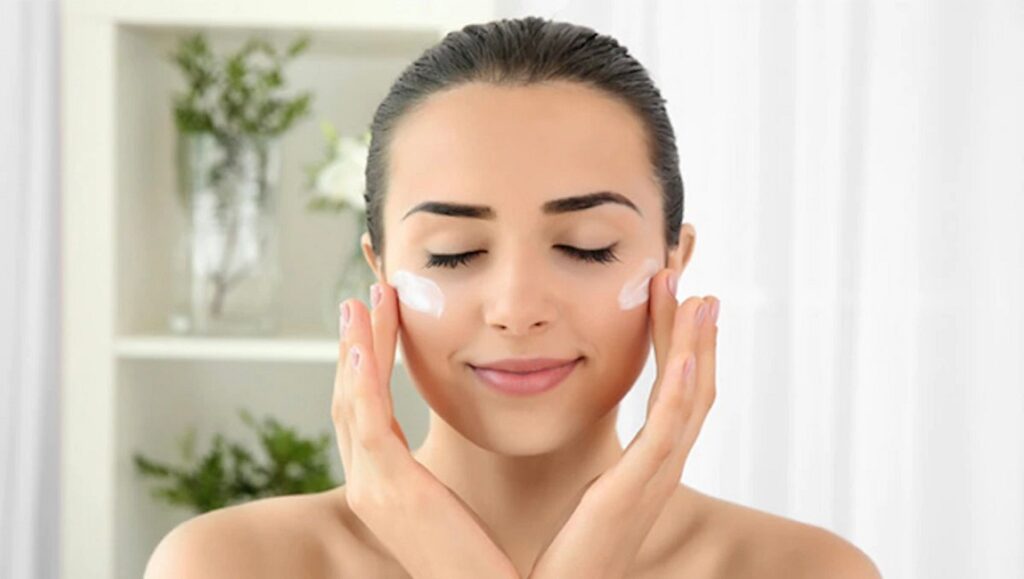 Use-different-skin-care-products-in-the-morning-and-at-night