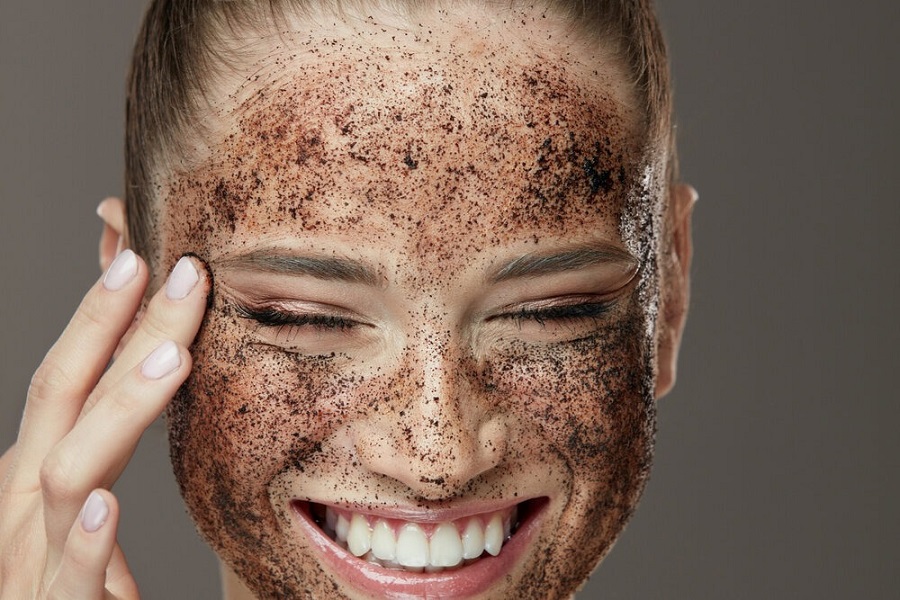 Using-Baking-Soda-and-Coffee-As-An-Exfoliant