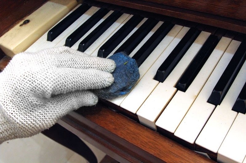 Clean-your-piano-keys