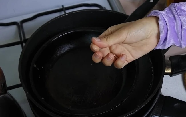 Fill-your-pot-or-pan-with-water-and-add-in-about-1-cup-of-vinegar