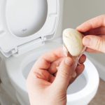 You-Wont-Believe-What-Happens-When-You-Put-Garlic-in-the-Toilet-Before-Bed