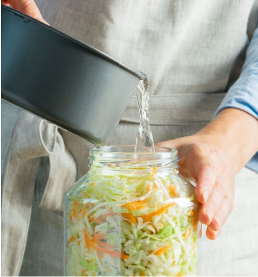 brine-pouring-in-sauerkraut